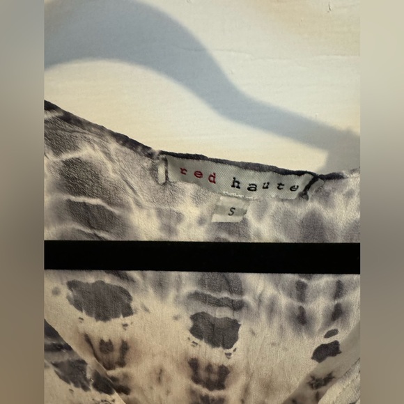 Red Haute beautiful blouse! - Picture 2 of 5